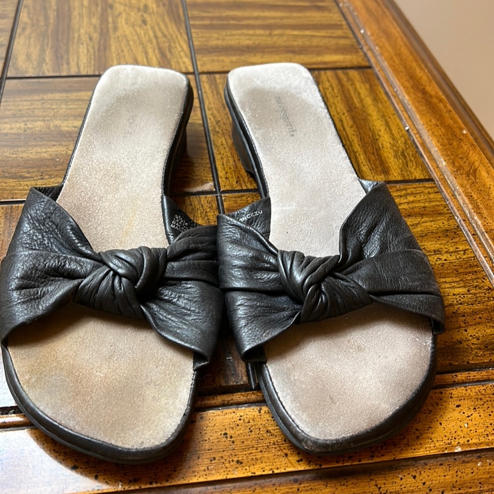 Easy Spirit Sandals. Black. Size 9 1/2. - 3/20